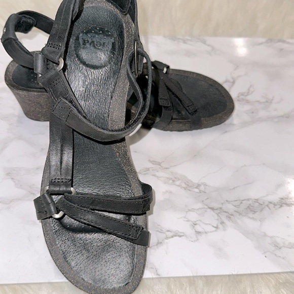 Teva Women's Black Sandals size 9 - Picture 9 of 10